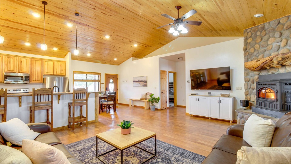 Show Low Cabin | 1-Acre Fenced Yard: Pet-Friendly Show Low Cabin!