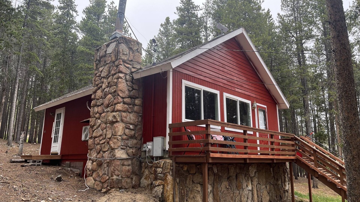 Evergreen Cabin | 1 Acre Fireplace Record Player Woodstove Outdoor Seating