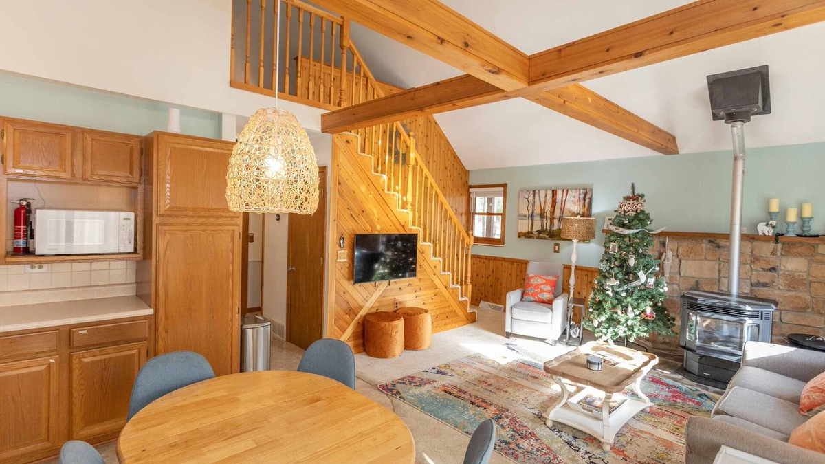Baldwin Cottage | 1 Acre Lakefront Private Cottage. Sleeps 8, Dog Friendly with kayaks and boat!