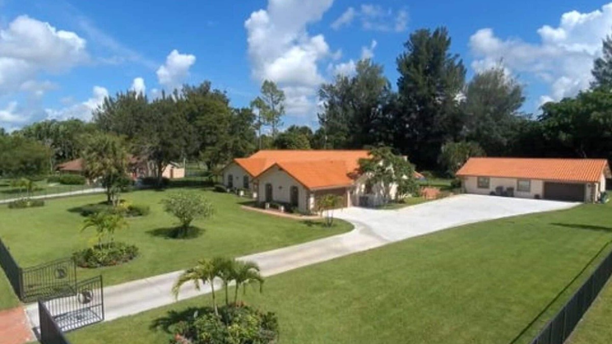 Wellington House | 1 acre spacious pool home in the Heart of Wellington