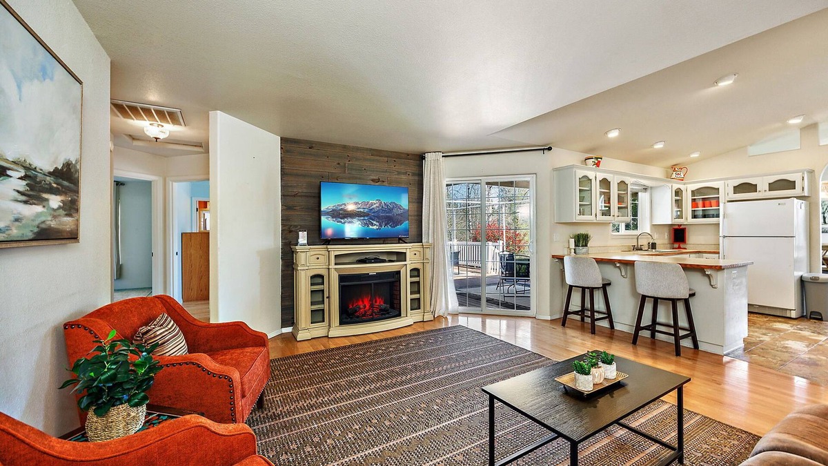 Grants Pass House | 1 Acre with a seasonal creek. 3 min to I5 freeway. 8 Minutes to the Rogue River