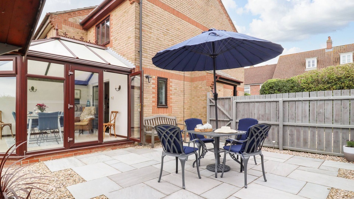 Elmswell Cottage | 1 BARBERS ROW, romantic, with a garden in Elmswell, Suffolk