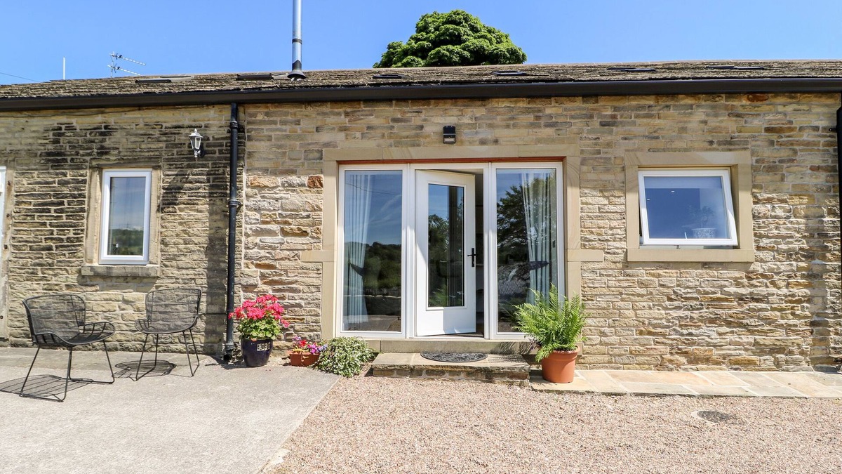 Rastrick Cottage | 1 BARN COTTAGES, family friendly, with a garden in Halifax