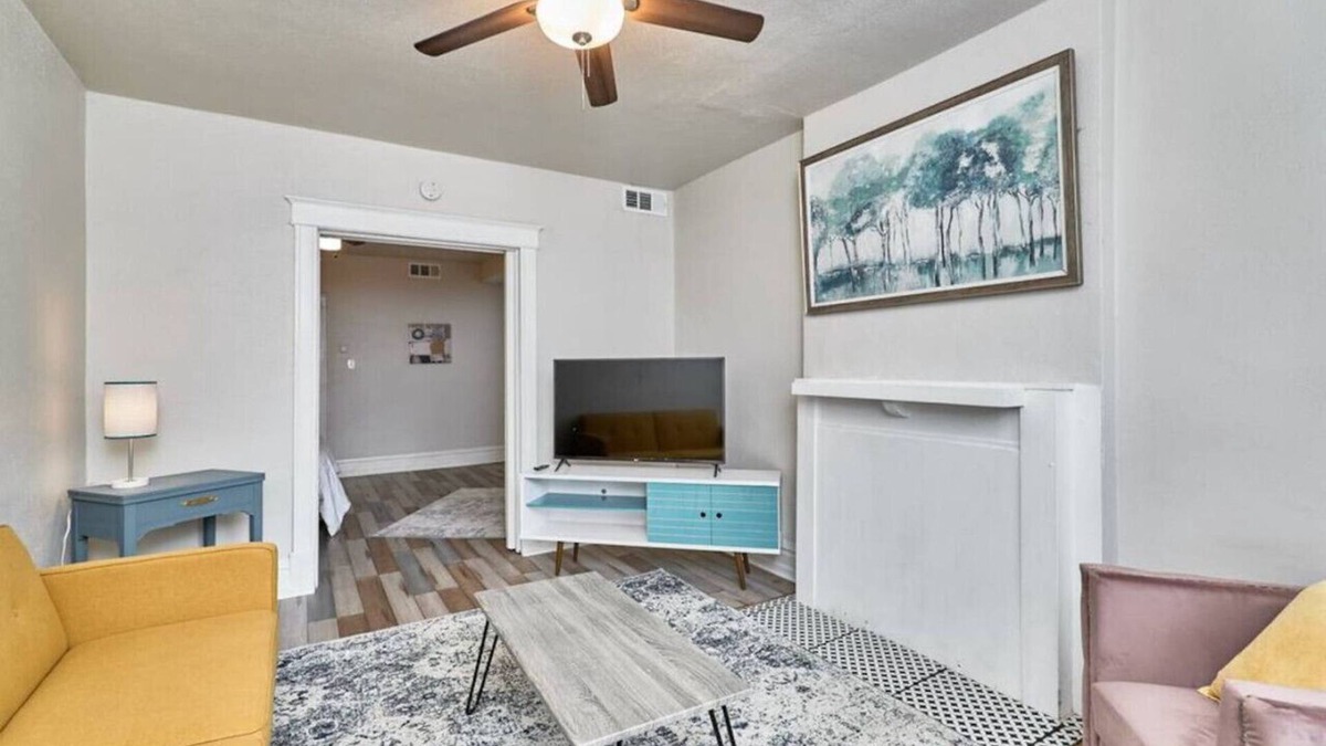 St. Louis Apartment | 1 Bd Apt- Forest Park, CWE & Grove -4932 Wise Ave