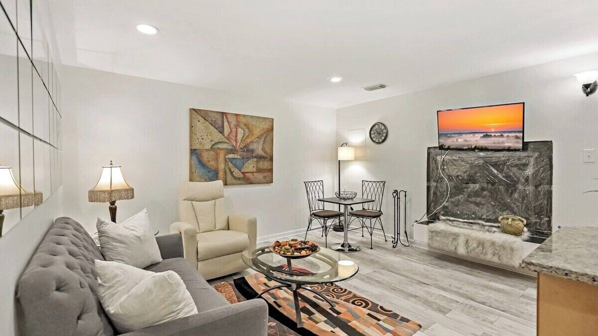 Reston House | 1 Bd Private BSMNT APT 20m DC 5min Dulles 2m Metro