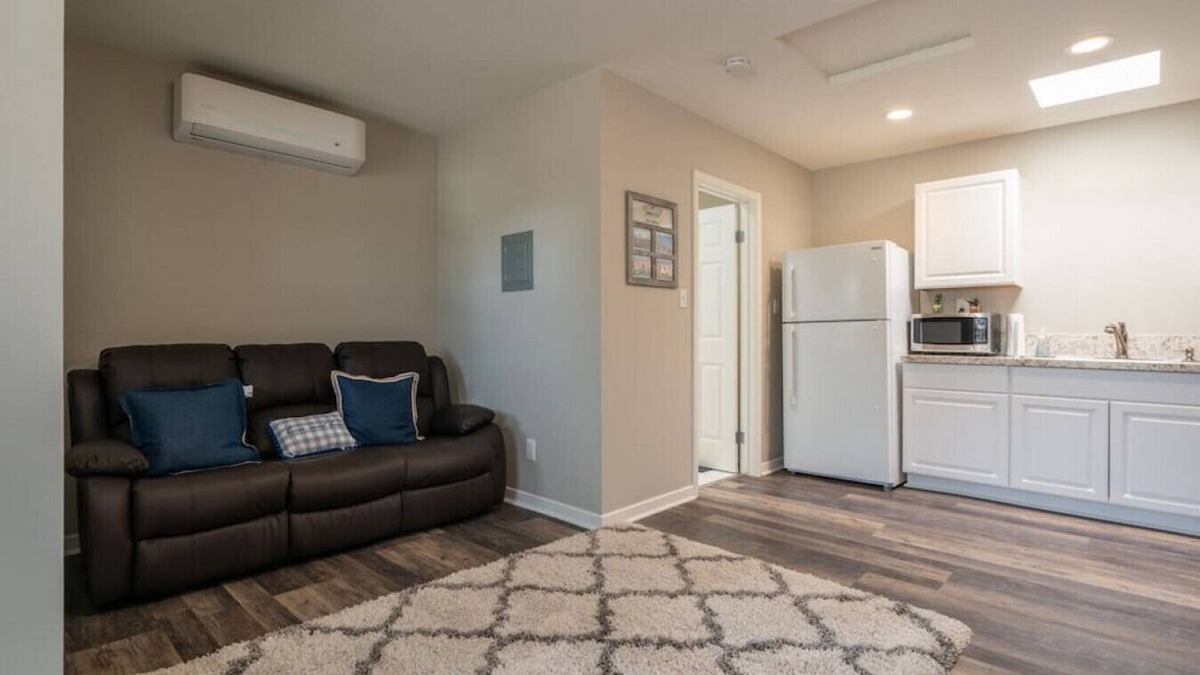 Glendora House | 1 BDRM Guest House. Private Entrance and Parking