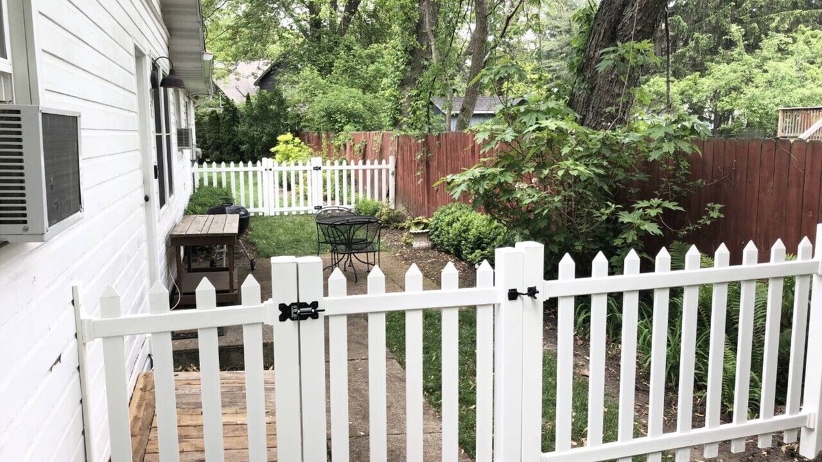Union Pier Cottage | 1 bed/1 bath, 1.5 blocks to beach/town, dog friendly, fenced yard