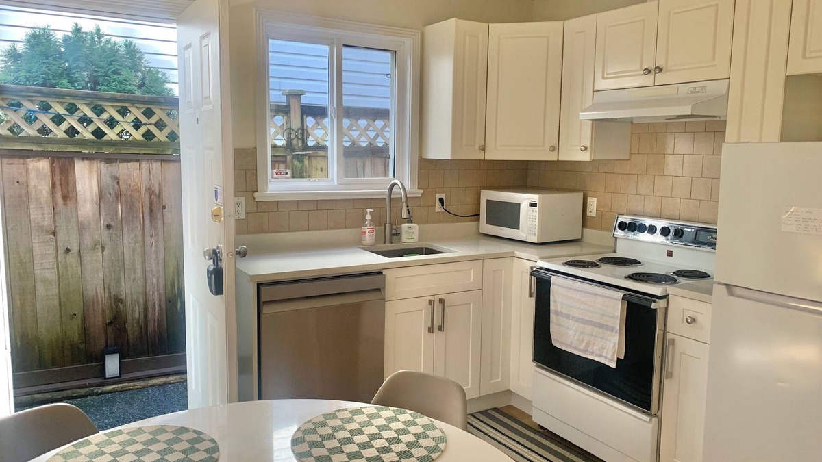 Port Coquitlam House | 1 Bed 1 Bath Suite Coquitlam Centre