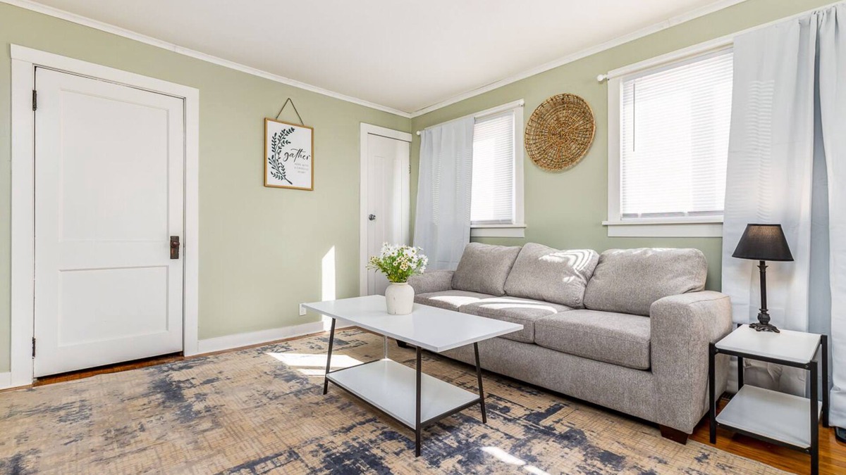 Dubuque House | 1 Bed/1Bath House-North End DBQ-Near John Deere
