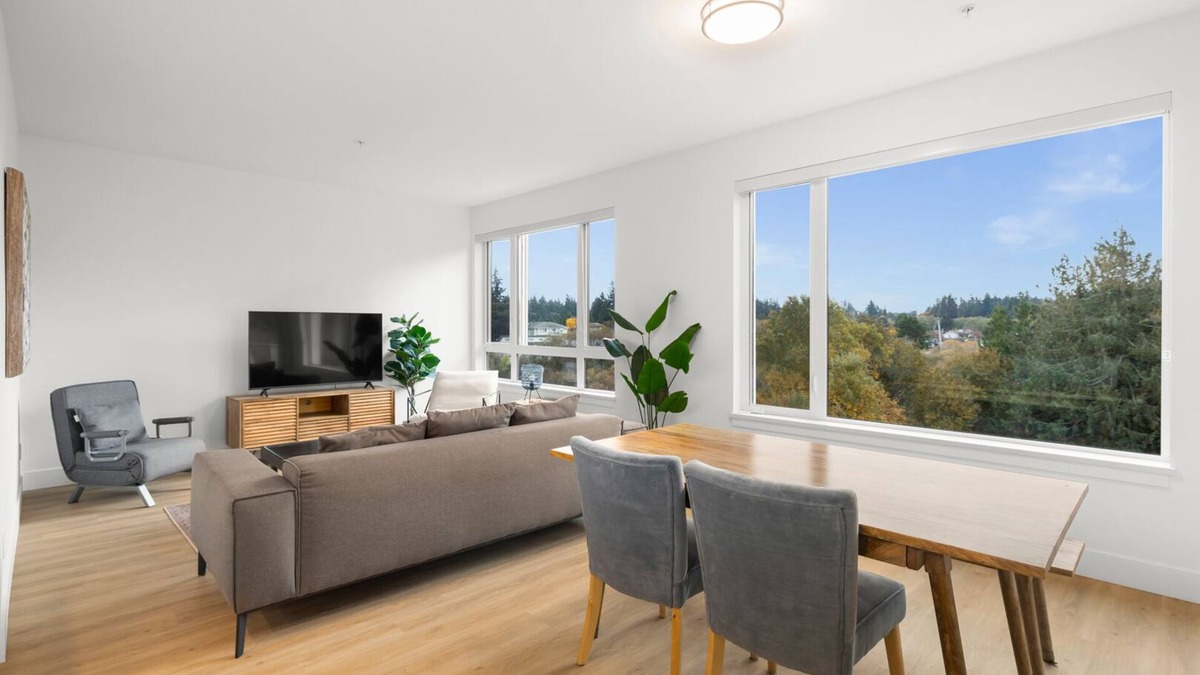 Victoria Condo | 1 bed and den condo in great location, Parking