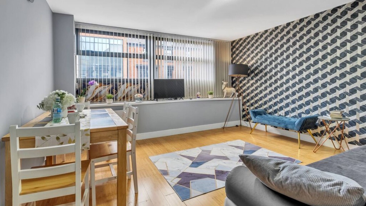 West Bromwich Apartment | 1-bed Apartment Designer Spotlessy Clean