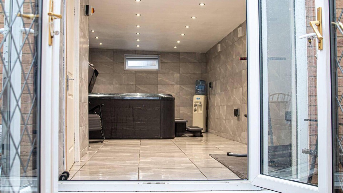 Havering Apartment | 1-bed Apartment With Private hot Tub, Sauna & gym