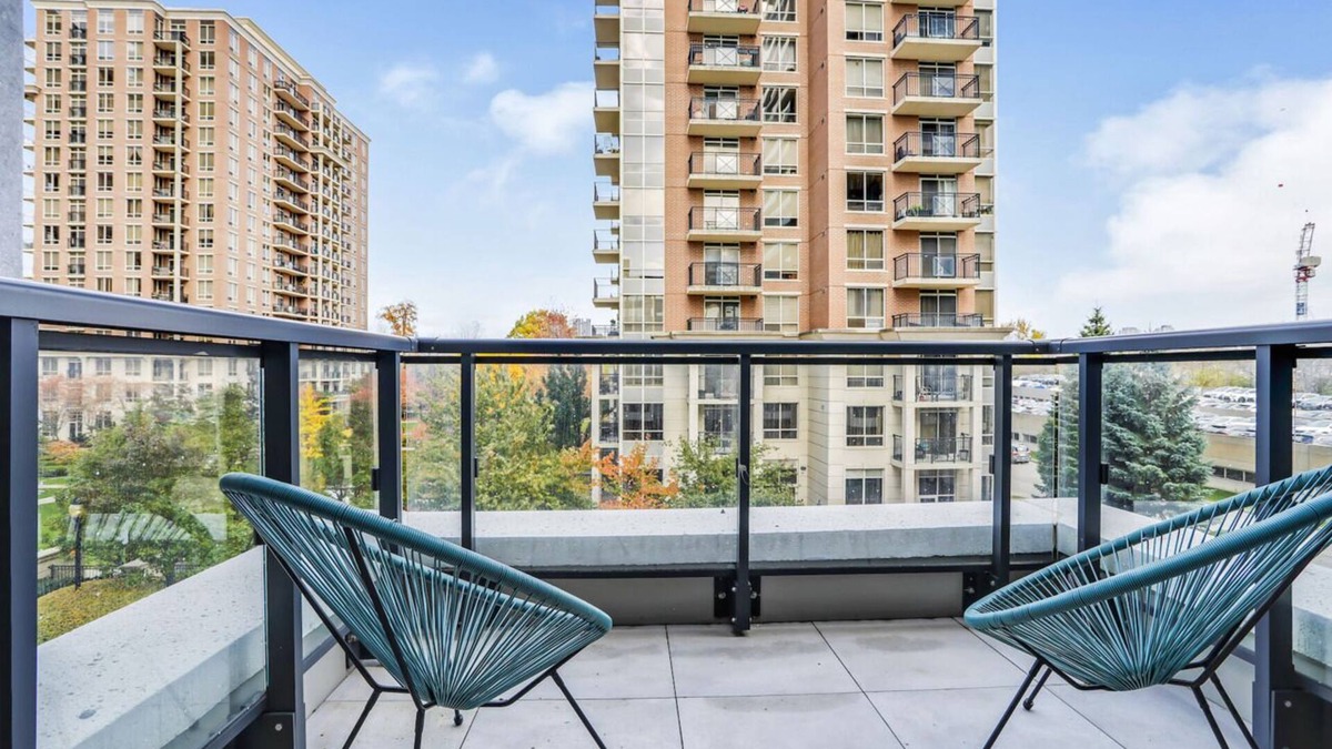 Flemingdon Park Condo | 1 Bed + Den Luxe Suite -Inn On The Park at Sunnybrook - North York