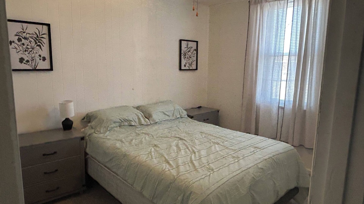 Belleville Apartment | 1 bed duplex near downtown Belleville next to heart garden and long story coffee