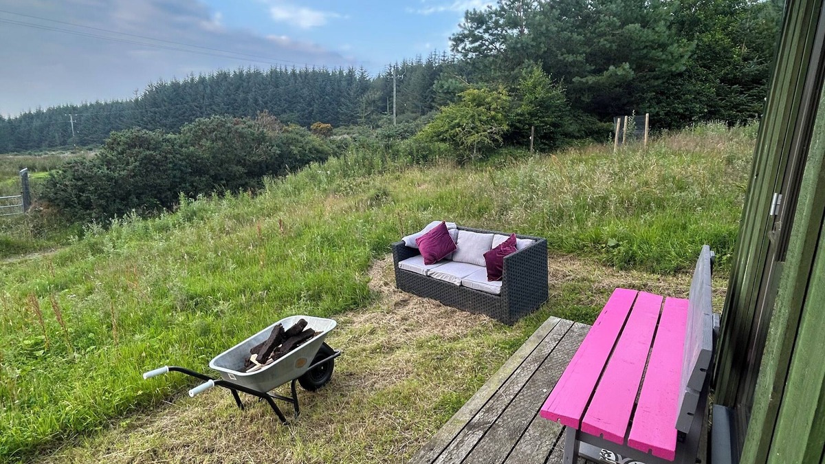 Hollywood Cabin | 1 bed Eco retreat for couples & singles. Pet friendly. Sauna & outdoor shower.