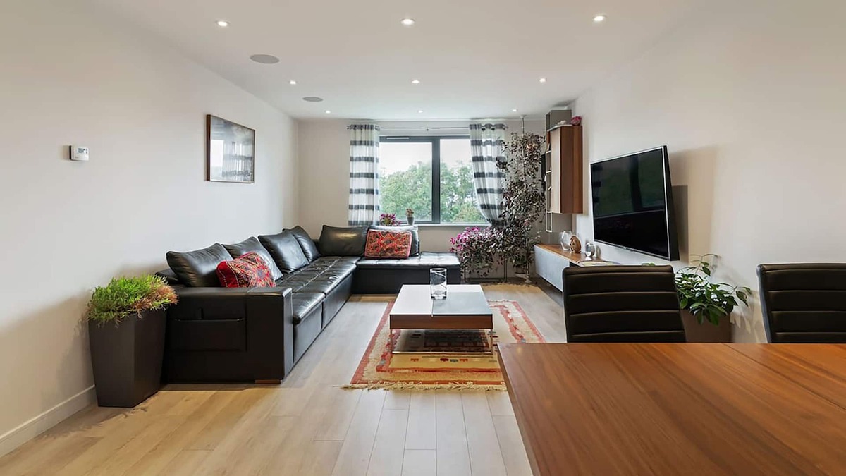 Friern Barnet Apartment | 1-Bed Flat| Spacious| Near Station| North London
