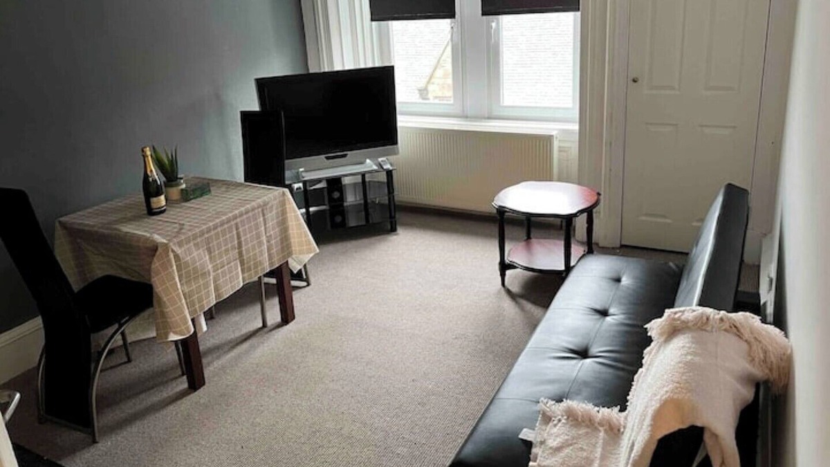 Gourock Apartment | 1 bed Flat With Basic Furnishings & White Goods