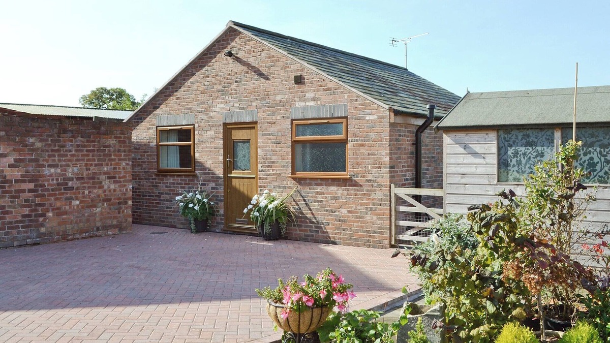 Cheshire West and Chester Cottage | 1 bedroom accommodation in Weetwood, near Kelsall