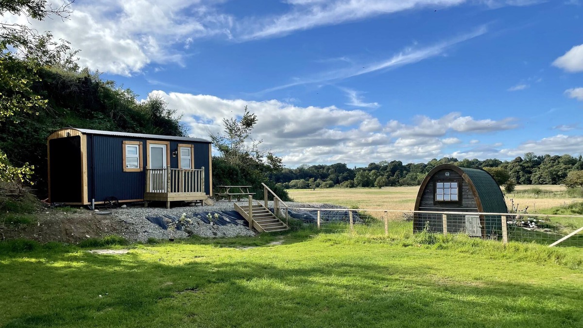 Omagh Cabin | 1 Bed Shepherds Hut-Sleeps 2-Free Parking-Mtn View