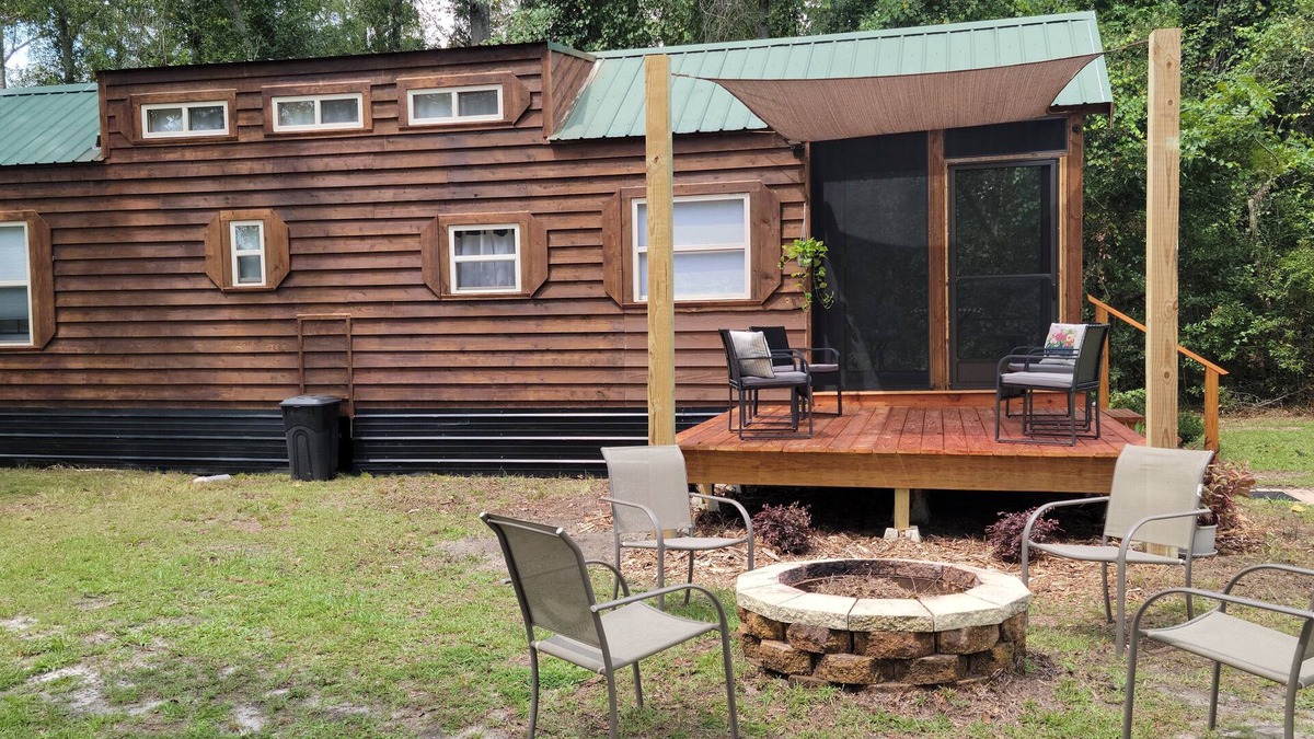 Jasper Cabin | 1 bedrm tiny house with sleeping loft, big yard, fire pit and screened in porch!