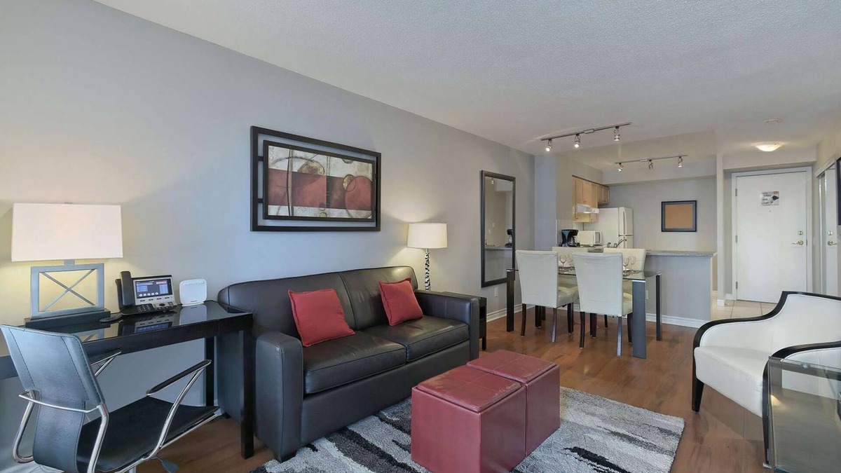 Hurontario Apartment | 1 Bedroom/1 Bathroom Suite