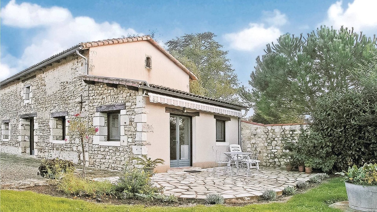 Nouaille-Maupertuis House | 1 bedroom accommodation in Nouaille Maupertuis