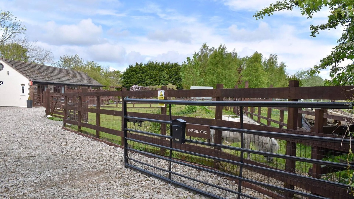 Knott End-on-Sea Cottage | 1 bedroom accommodation in Out Rawcliffe, near Fleetwood