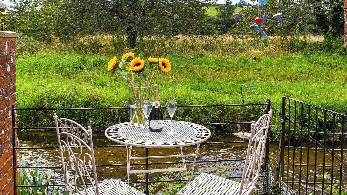 Maiden Newton Cottage | 1 bedroom accommodation in Maiden Newton