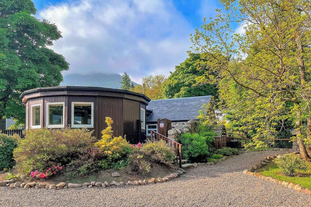 Clova Ski Chalet | 1 bedroom accommodation in Nr Kirriemuir