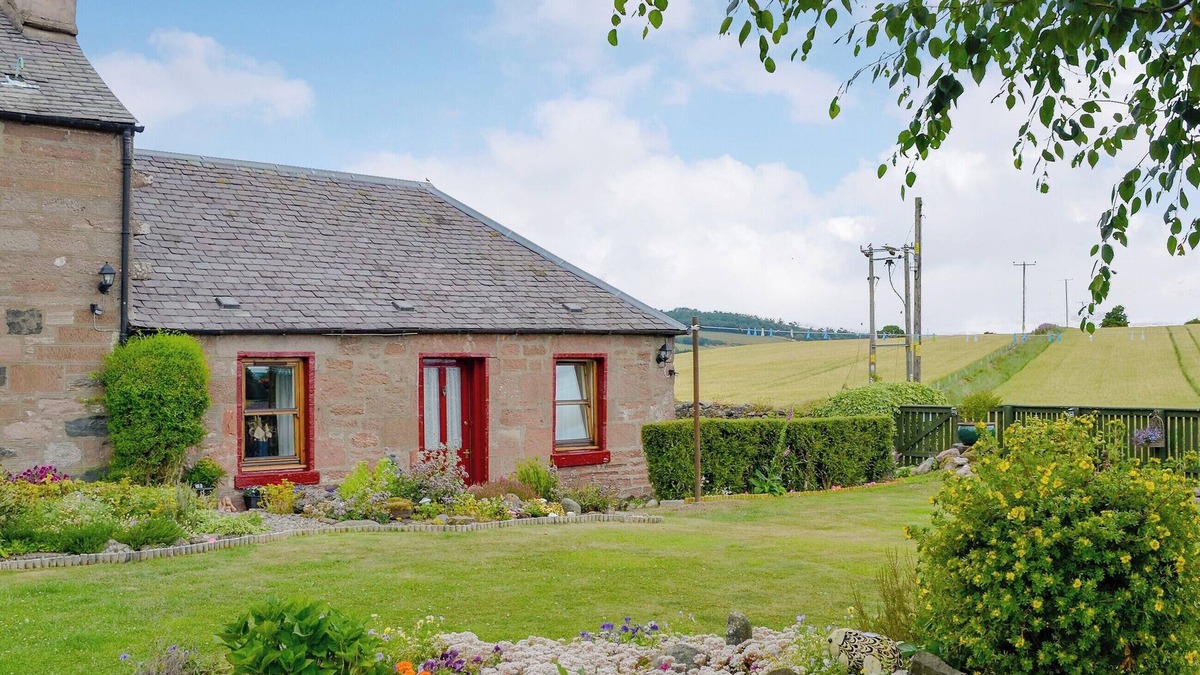 Alyth Cottage | 1 bedroom accommodation in Alyth, near Blairgowrie