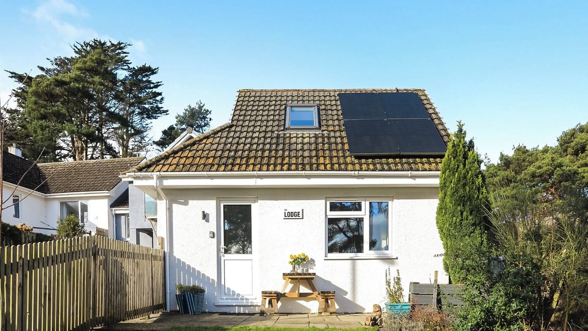 Carlyon Bay Cottage | 1 bedroom accommodation in Carlyon Bay