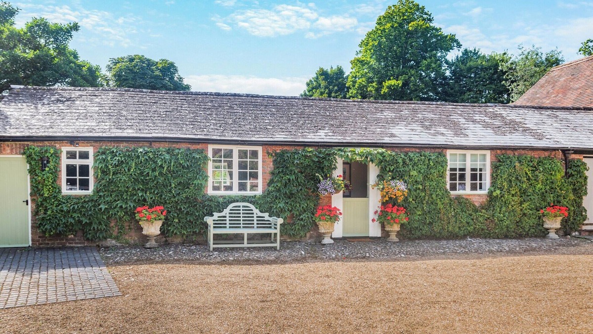 Stockbridge Cottage | 1 bedroom accommodation in Over Wallop, near Stockbridge