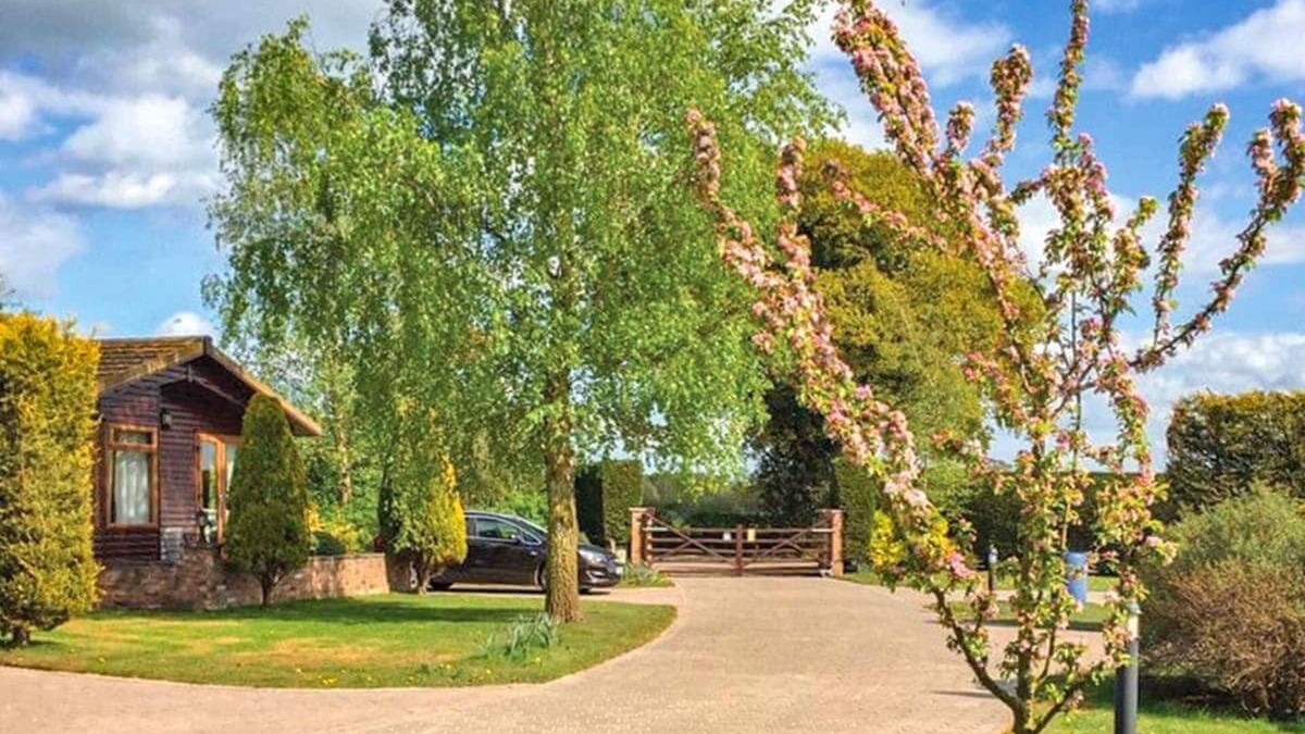 Scawton Ski Chalet | 1 bedroom accommodation in Easingwold