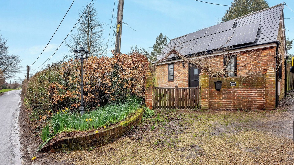 Upper Dicker Cottage | 1 bedroom accommodation in Heathfield