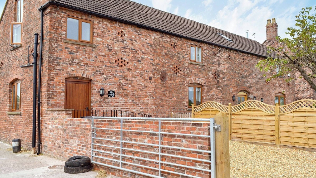 Middlewich Cottage | 1 bedroom accommodation in Byley, near Middlewich