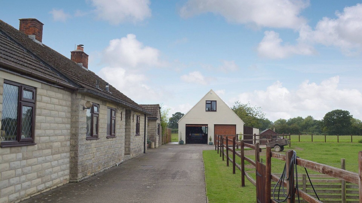 Trowbridge Cottage | 1 bedroom accommodation in Marshfield, near Bath