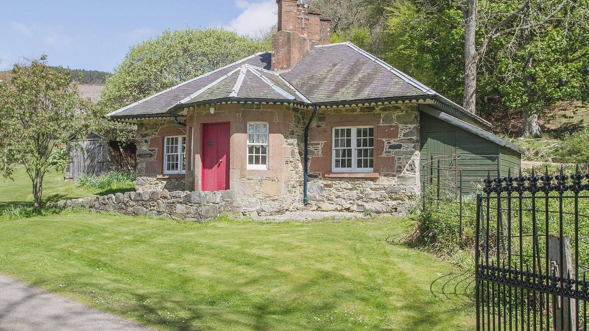 Kirriemuir Cottage | 1 bedroom accommodation in Glenprosen, by Kirriemuir
