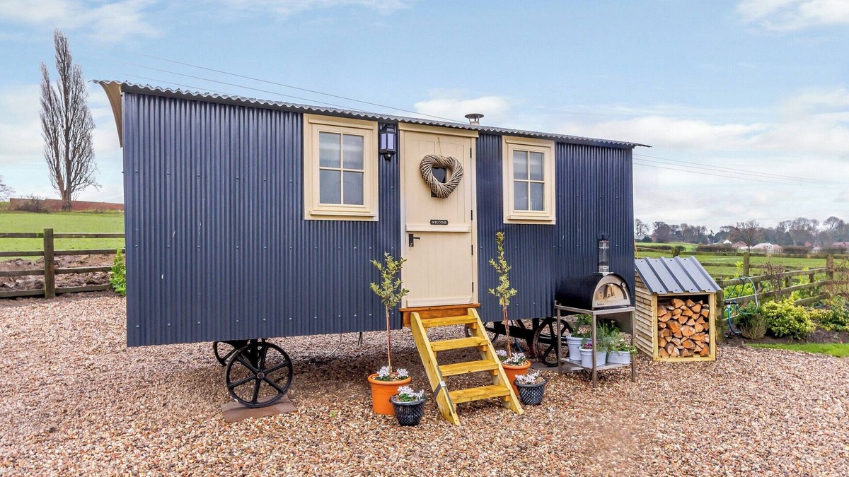 Barnsley Cottage | 1 bedroom accommodation in South Hiendley, near Hemsworth