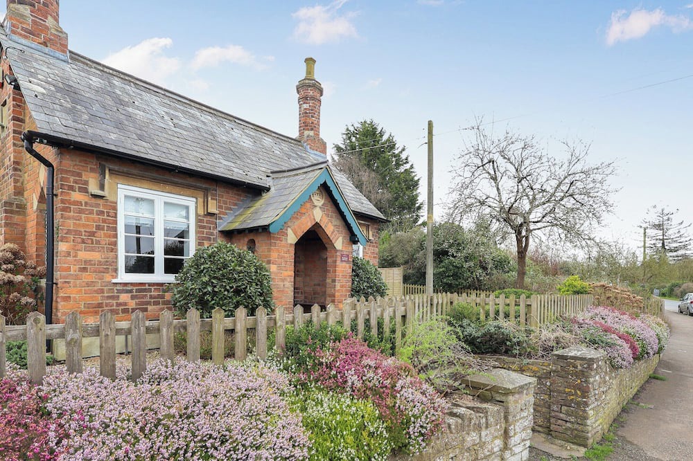 Berkeley Cottage | 1 bedroom accommodation in Ham, near Berkeley