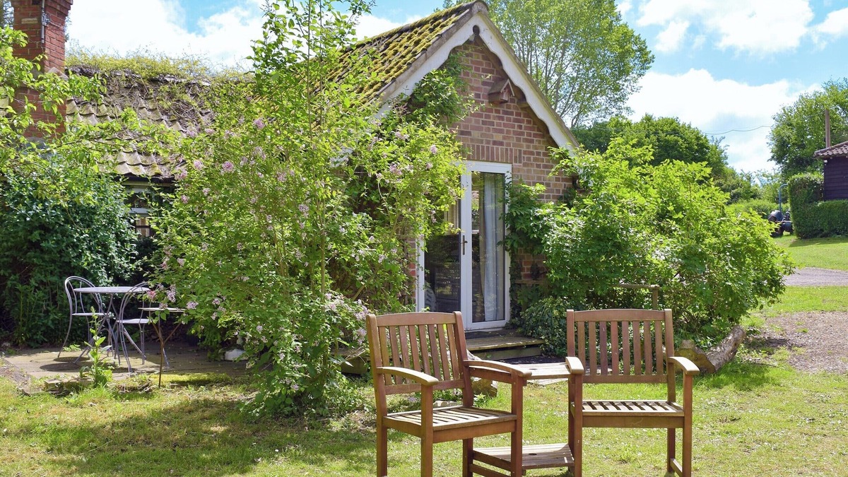 Harleston Cottage | 1 bedroom accommodation in Denton, near Bungay