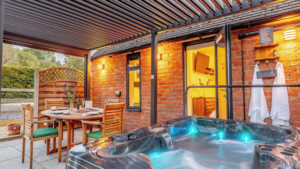 Northway Cottage | 1 bedroom accommodation in Coombe Hill, near Tewkesbury