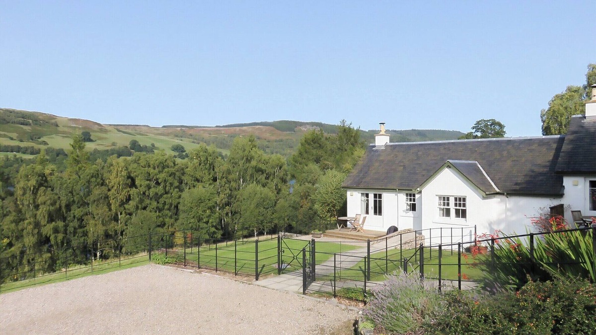 Strathtummel Cottage | 1 bedroom accommodation in Foss, near Pitlochry