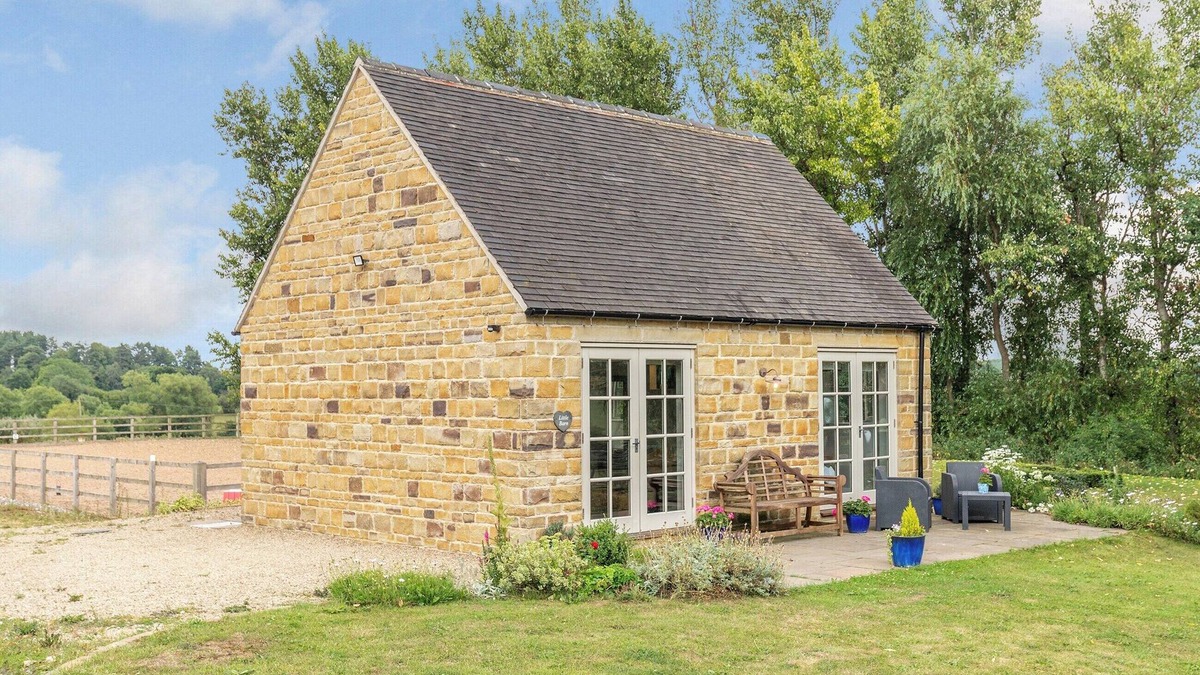 Alfreton Cottage | 1 bedroom accommodation in Shirland, near Alfreton