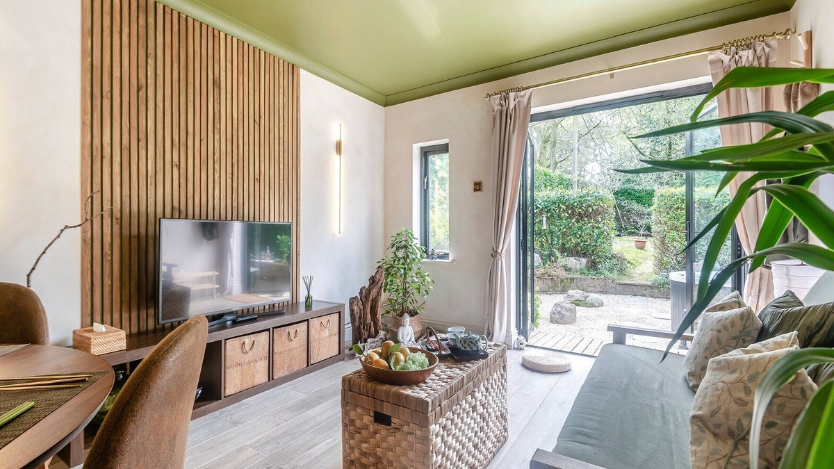 Churt Cottage | 1 bedroom accommodation in Churt, near Farnham