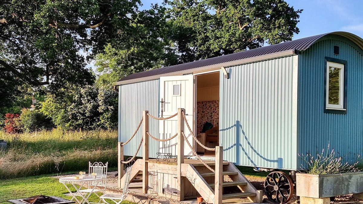 Southwater Cabin | 1 bedroom accommodation in Southwater, near Horsham