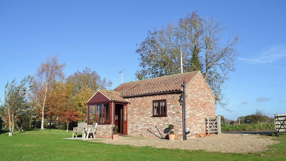 Kilnwick Cottage | 1 bedroom accommodation in Hempholme, near Brandesburton