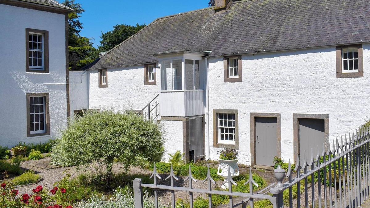 Forfar Cottage | 1 bedroom accommodation in Pitscandly, near Forfar