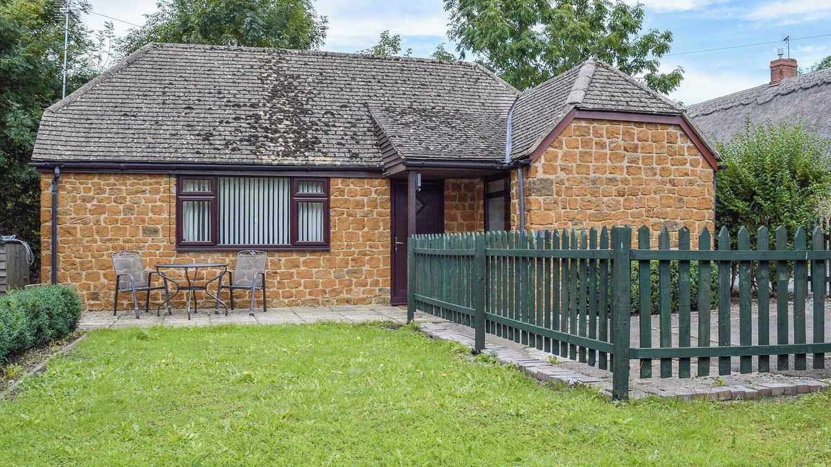 Warwick Town Centre Cottage | 1 bedroom accommodation in Radway