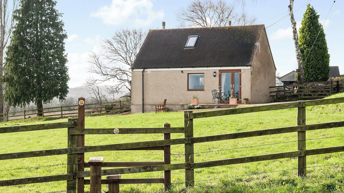 Nailsworth Cottage | 1 bedroom accommodation in Horsley, near Stroud