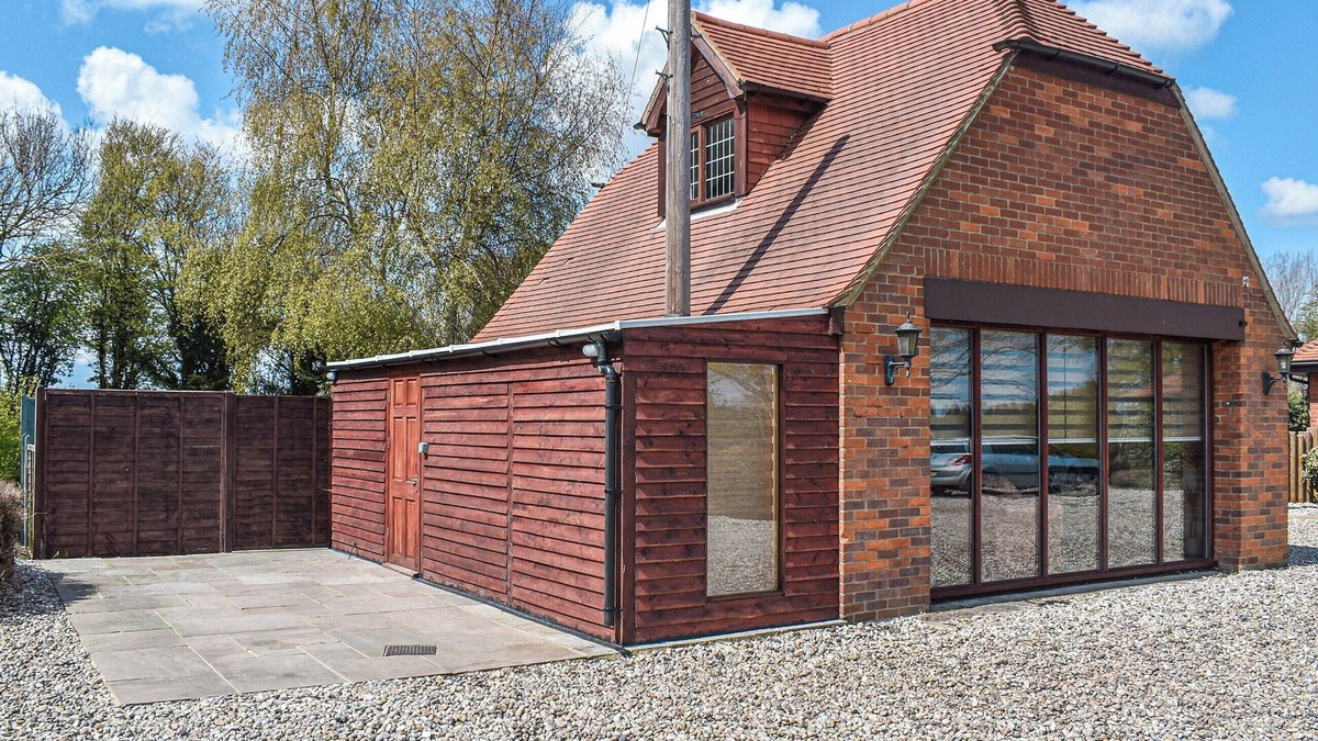 Worth Cottage | 1 bedroom accommodation in Worth, near Sandwich
